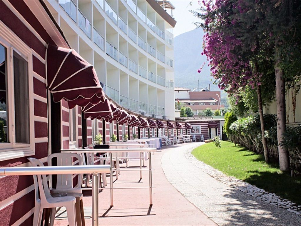 Arma's Beach Hotel
