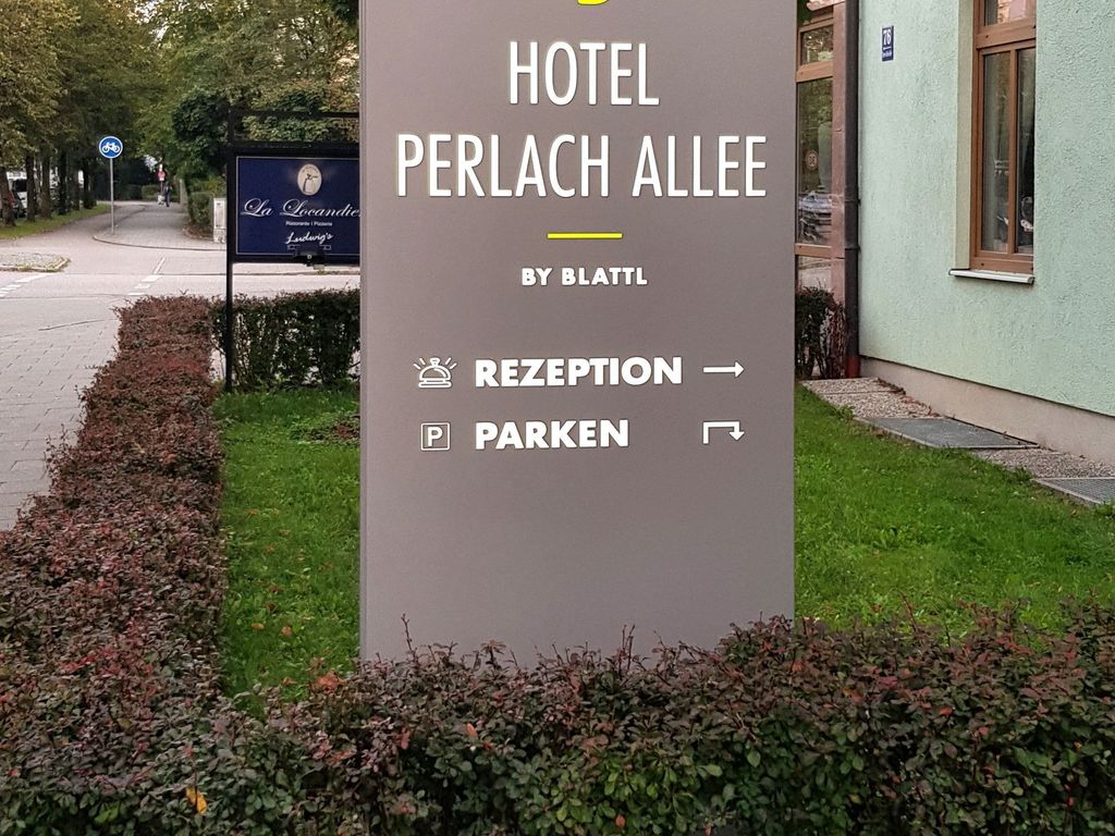 Hotel Perlach Allee by Blattl