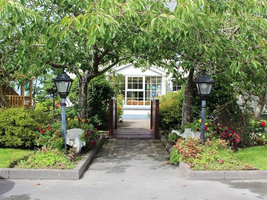Lake House Hotel
