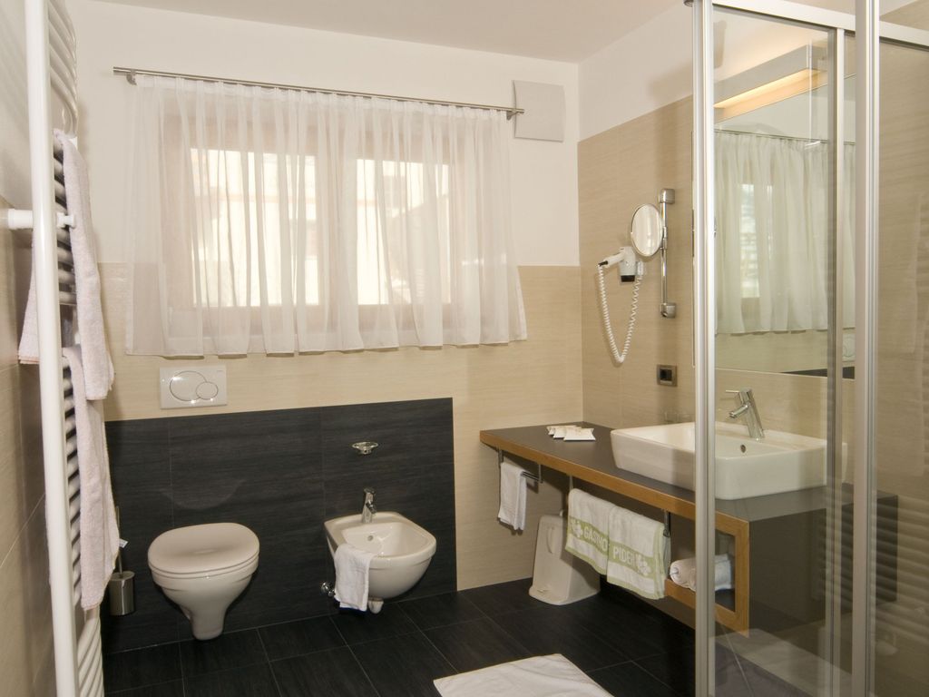 Pider 3 ***s Hotel