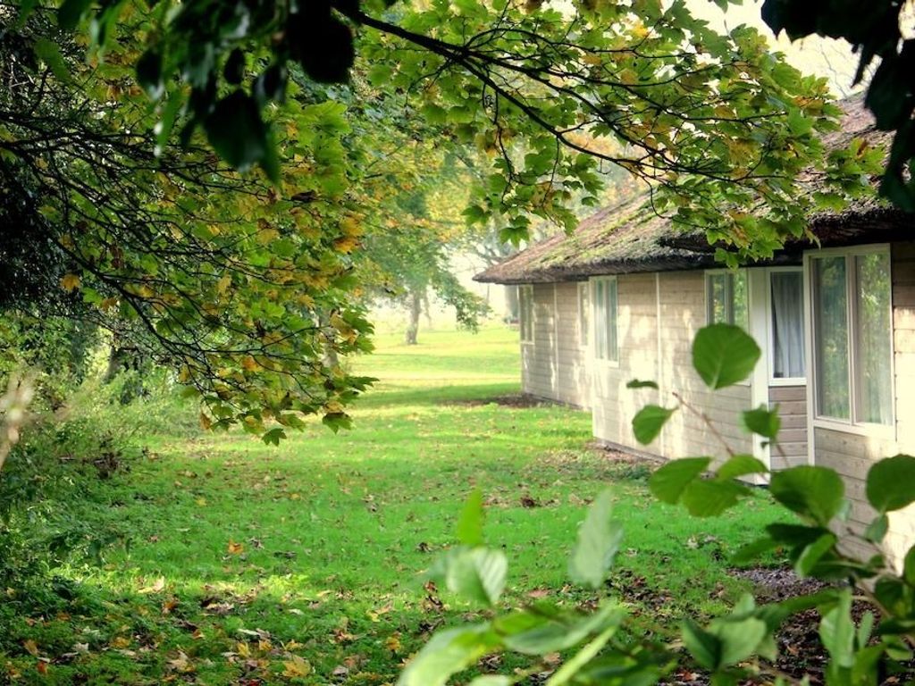 Green White Hotel