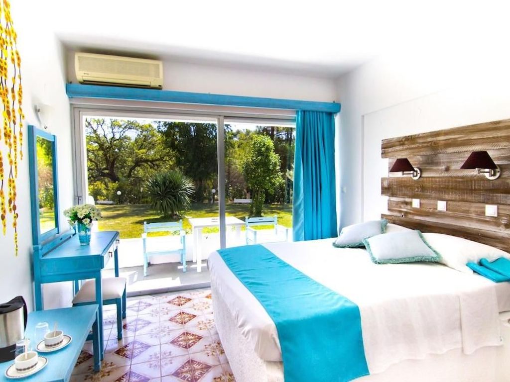 Pine Trees Art Hotel
