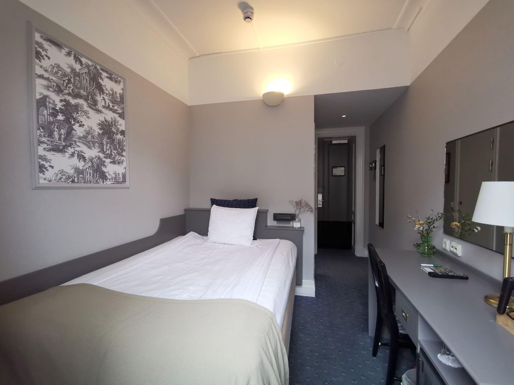 Crystal Plaza Hotel