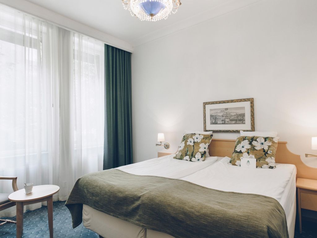 Crystal Plaza Hotel