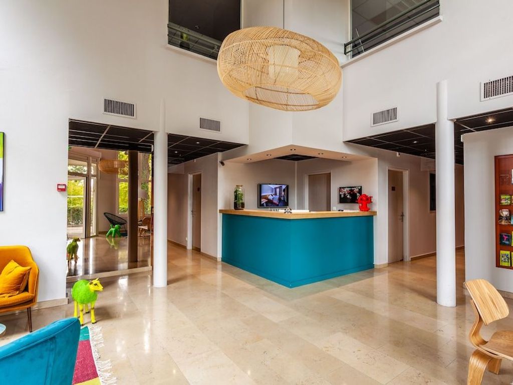 Hotel Full Colors