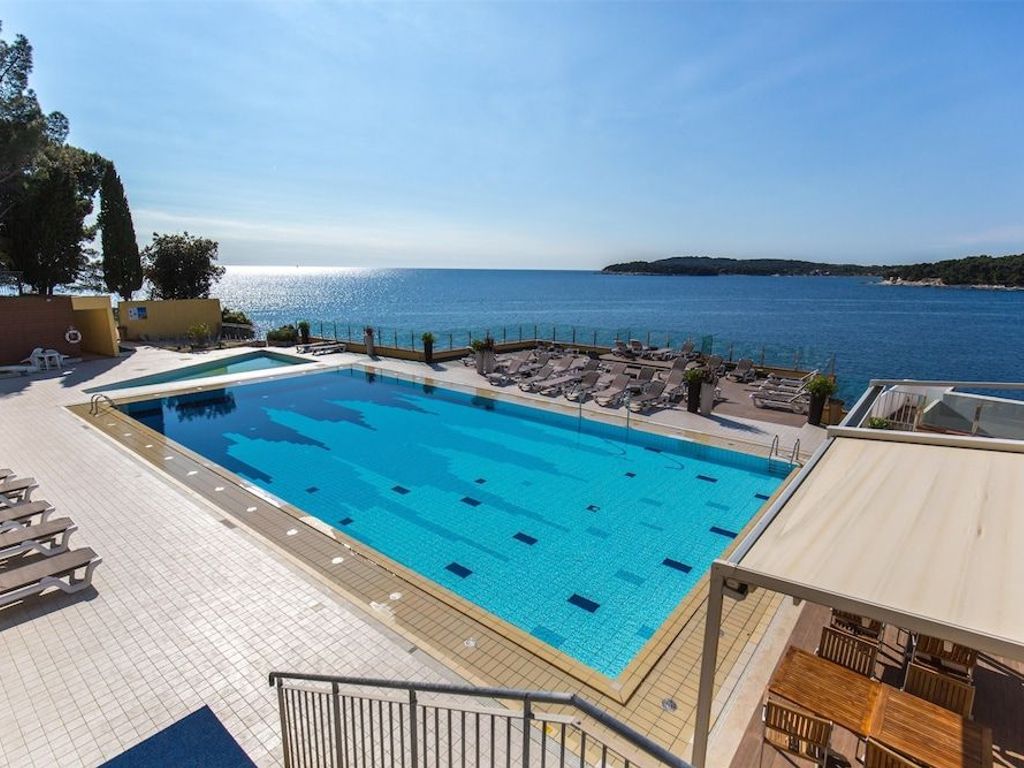 Splendid Golden Rocks Resort