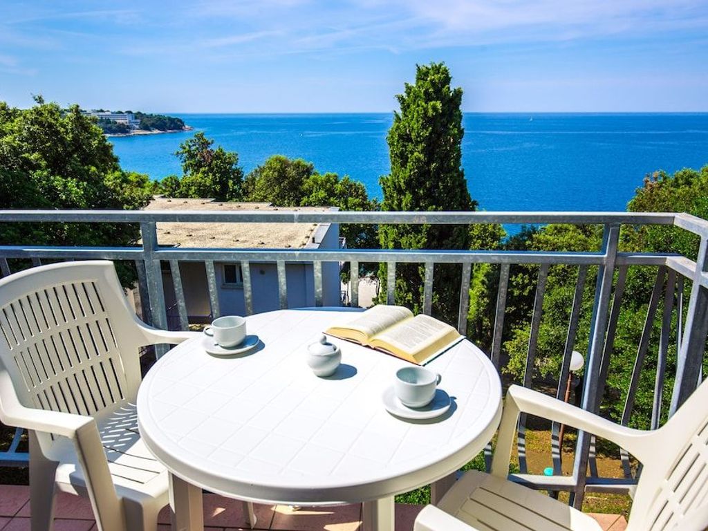 Splendid Golden Rocks Resort