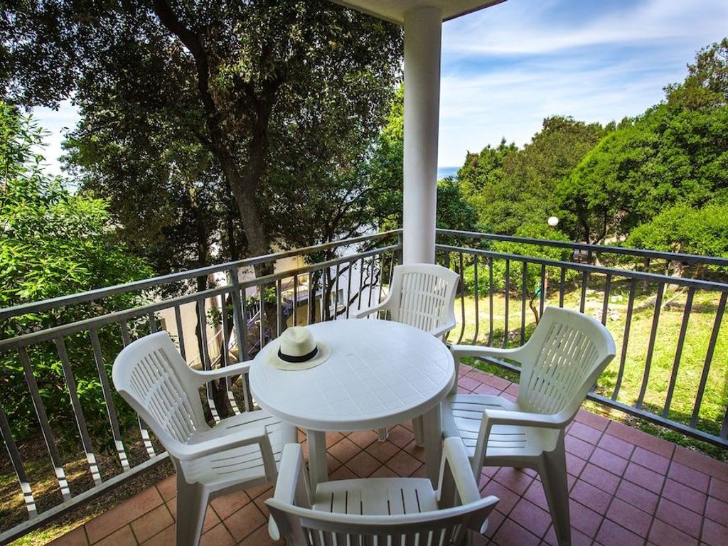 Splendid Golden Rocks Resort