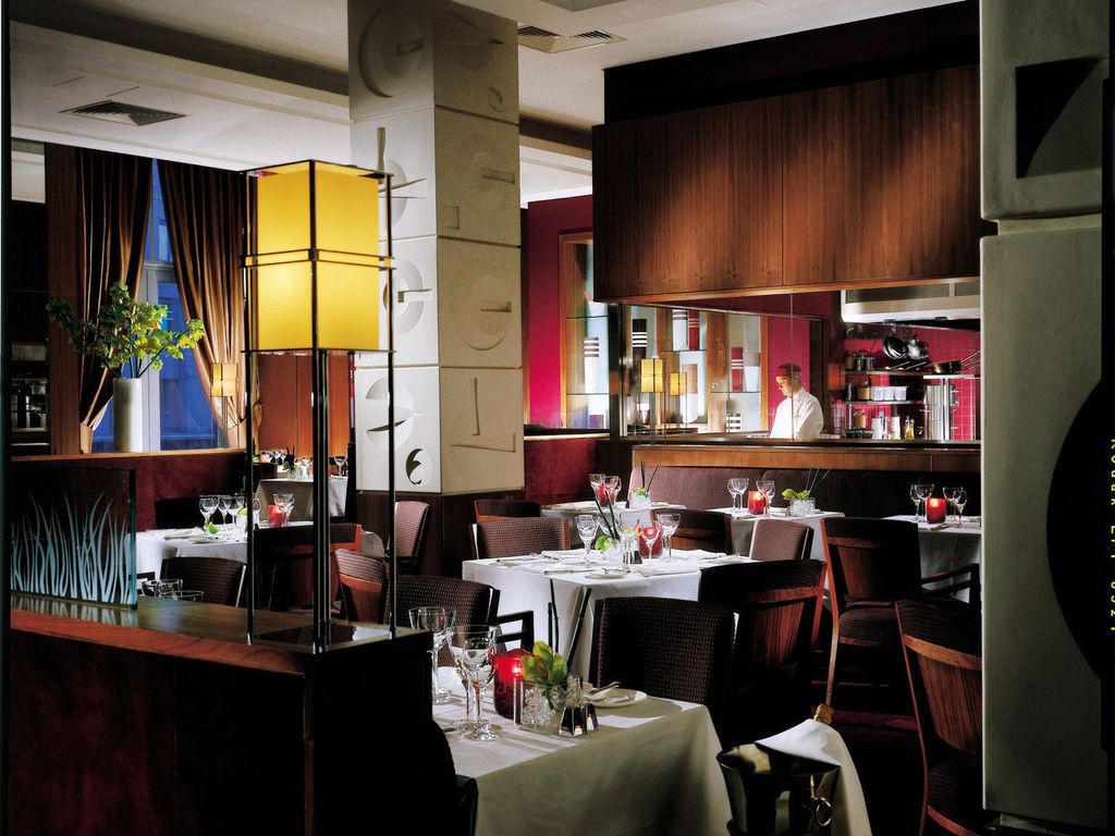 Canary Riverside Plaza Hotel
