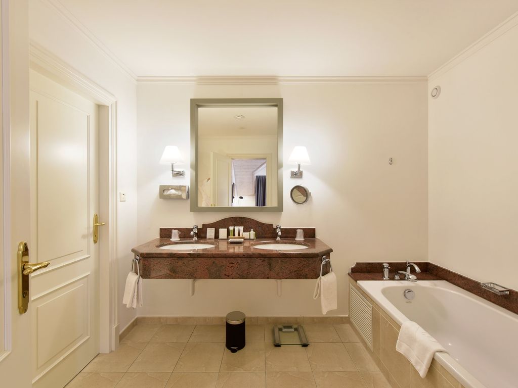 La Barcarolle Hotel & Restaurant