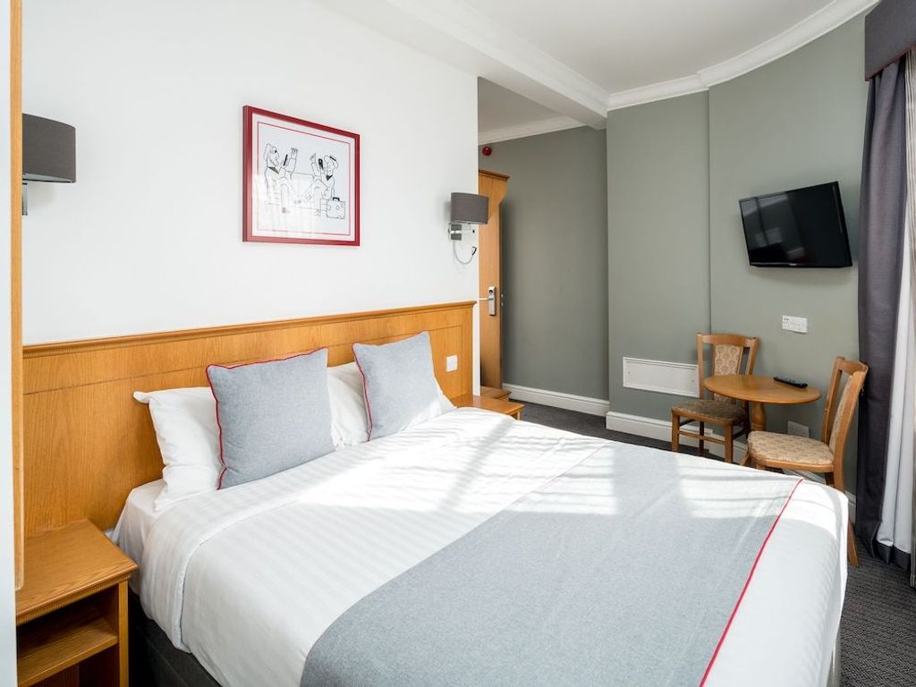 London Victoria OYO Townhouse New England