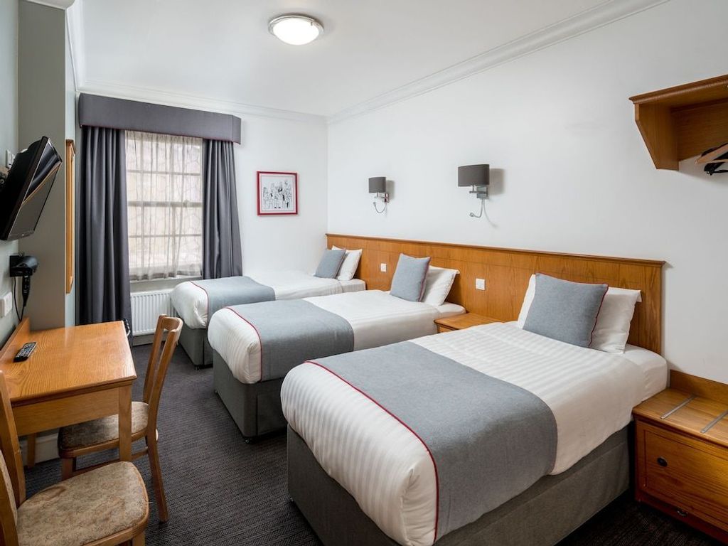 London Victoria OYO Townhouse New England