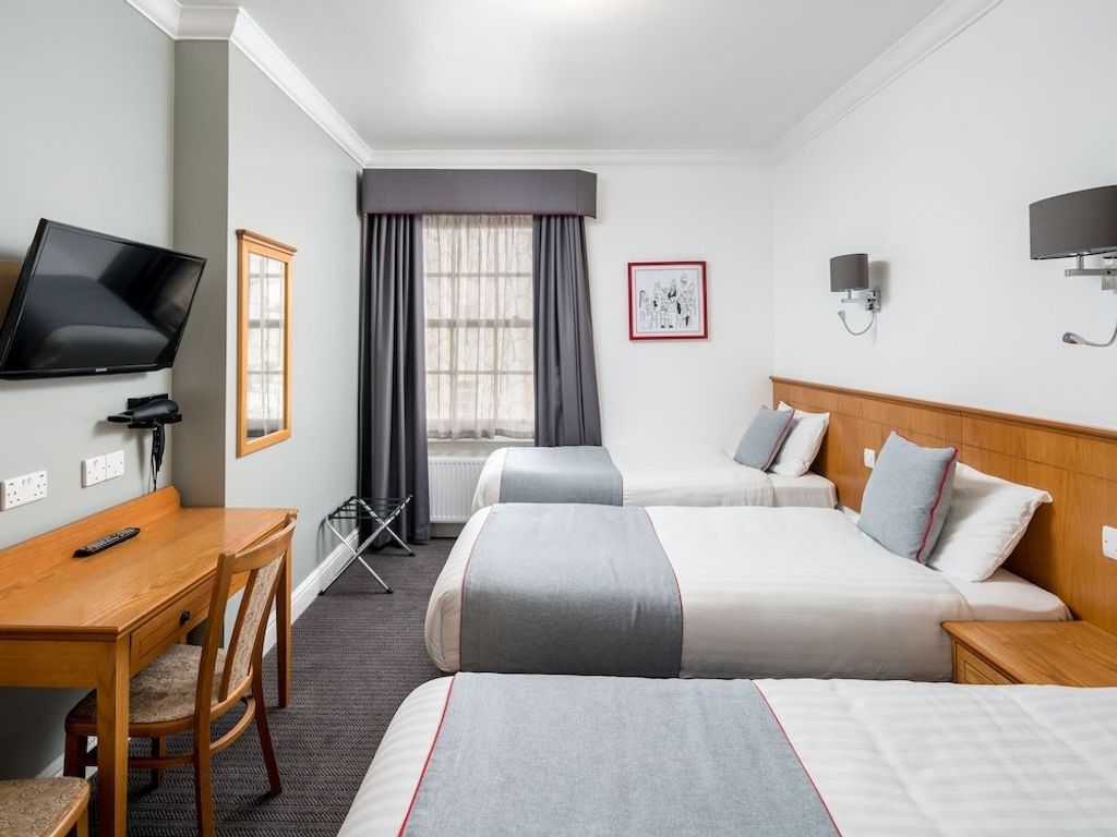 London Victoria OYO Townhouse New England
