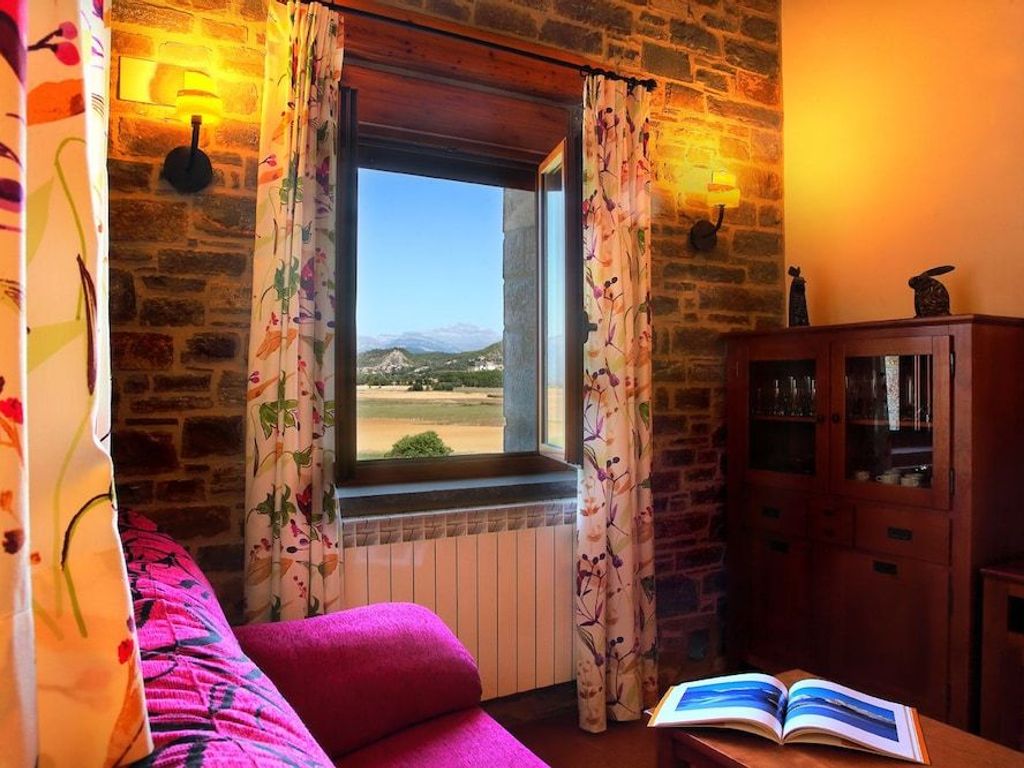 Casas Pirineo Aínsa: Historic Palace & Garden