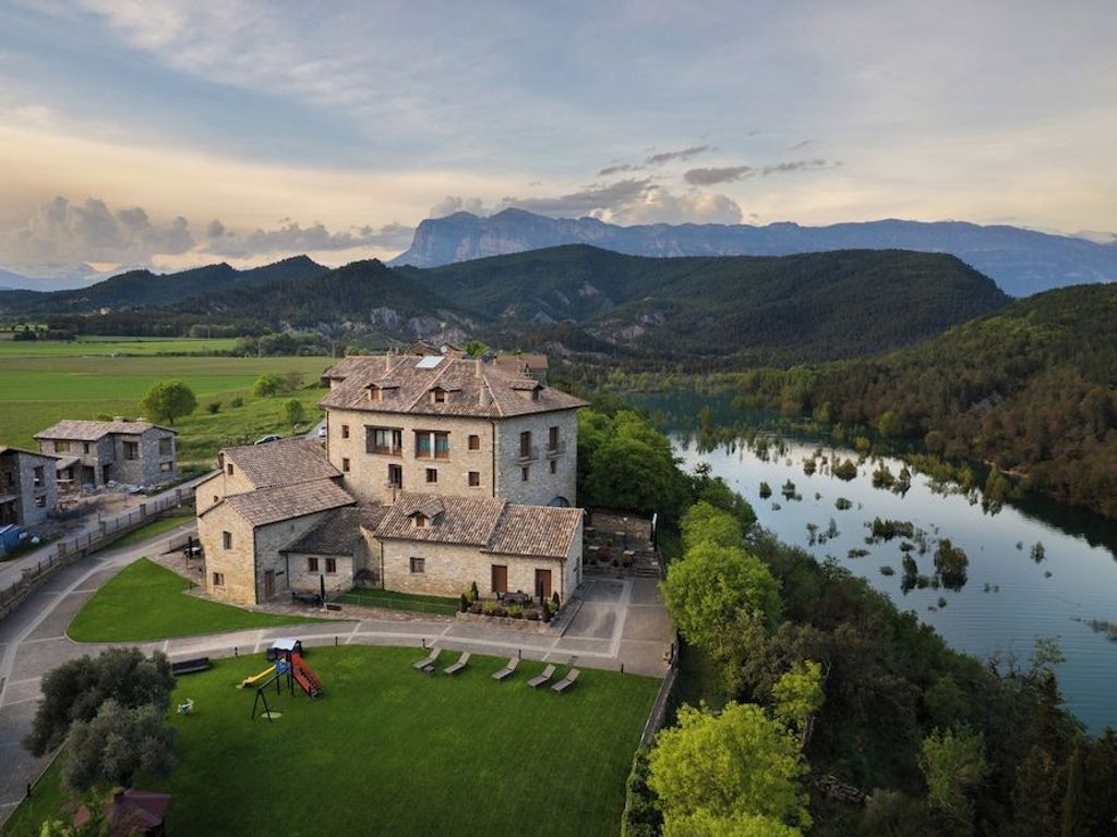 Casas Pirineo Aínsa: Historic Palace & Garden