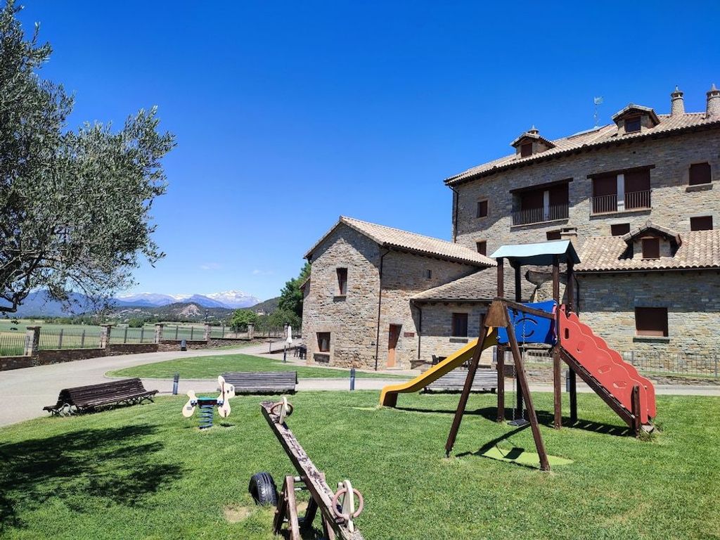 Casas Pirineo Aínsa: Historic Palace & Garden