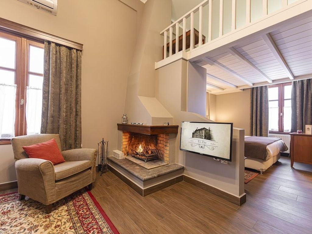 Ef Zin Studios & Suites
