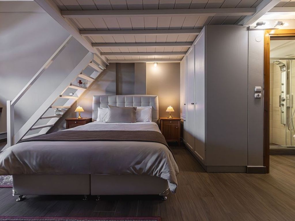 Ef Zin Studios & Suites