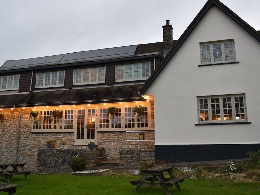 Three Horseshoes