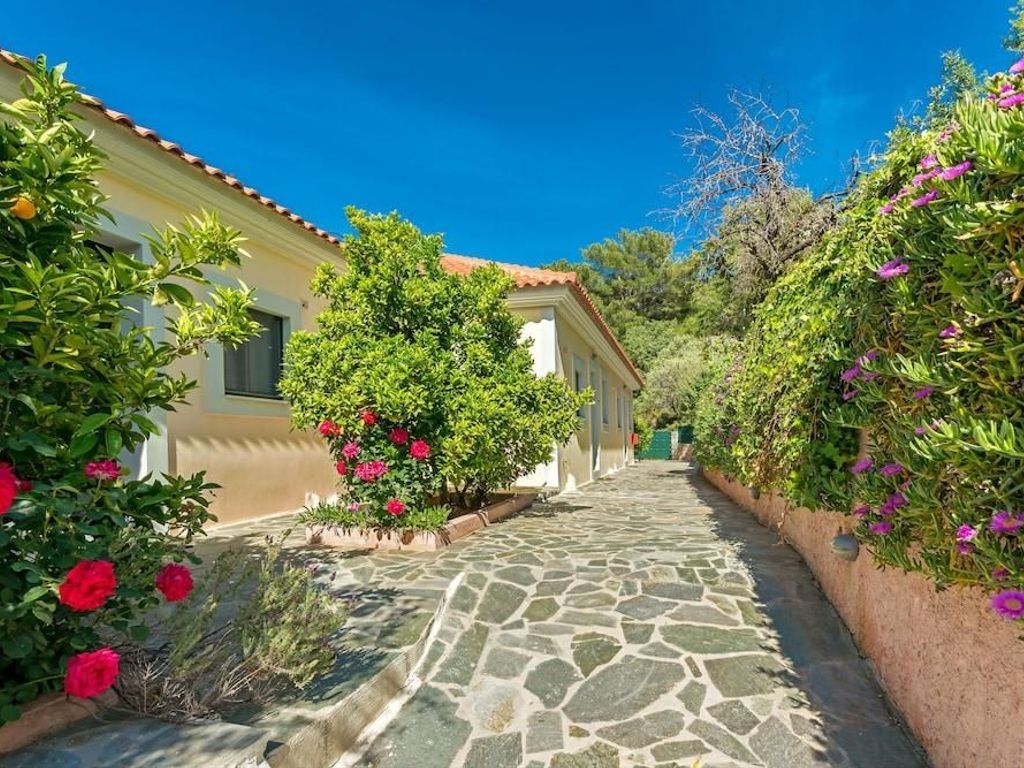 Ai Yannis Suites and Apartments Hotel