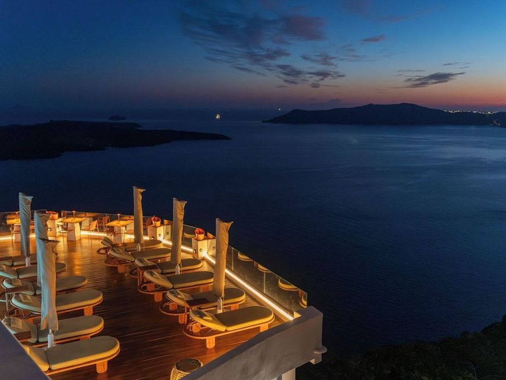 Sun Rocks Boutique Hotel | Caldera View Suites & Sunset Dining Experience