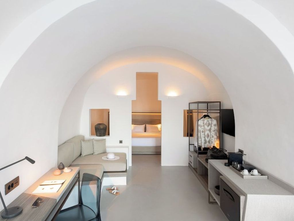 Sun Rocks Boutique Hotel | Caldera View Suites & Sunset Dining Experience