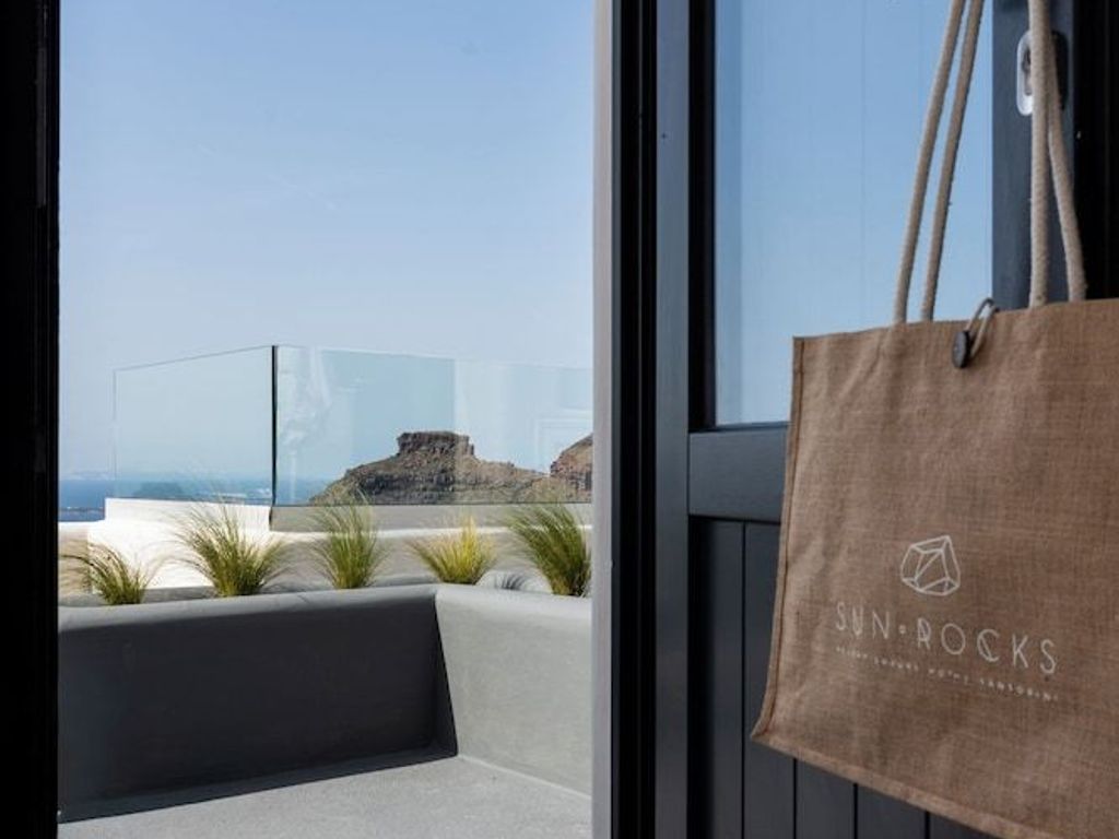 Sun Rocks Boutique Hotel | Caldera View Suites & Sunset Dining Experience