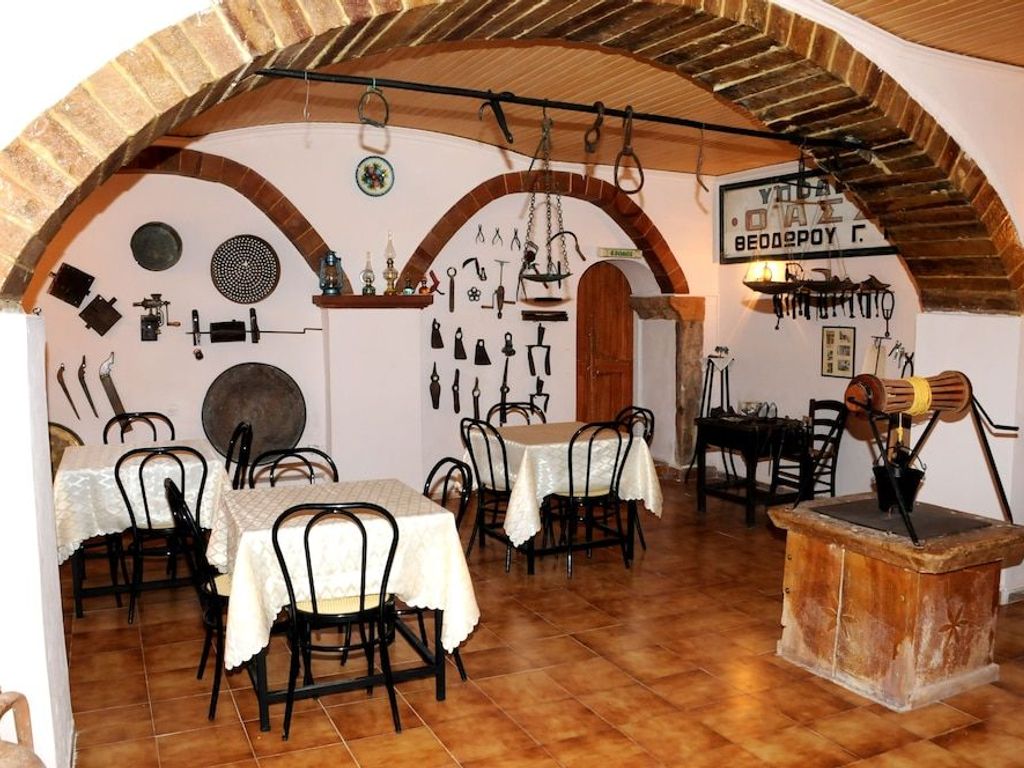 Topakas House