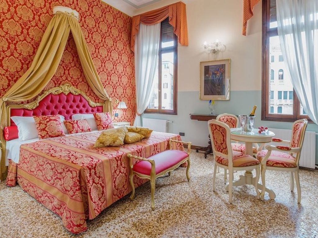 Friendly Venice Suites