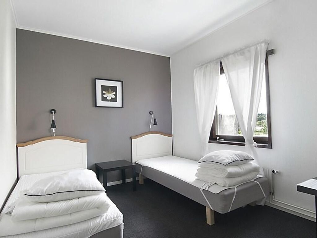 Hotel & Hostel 10
