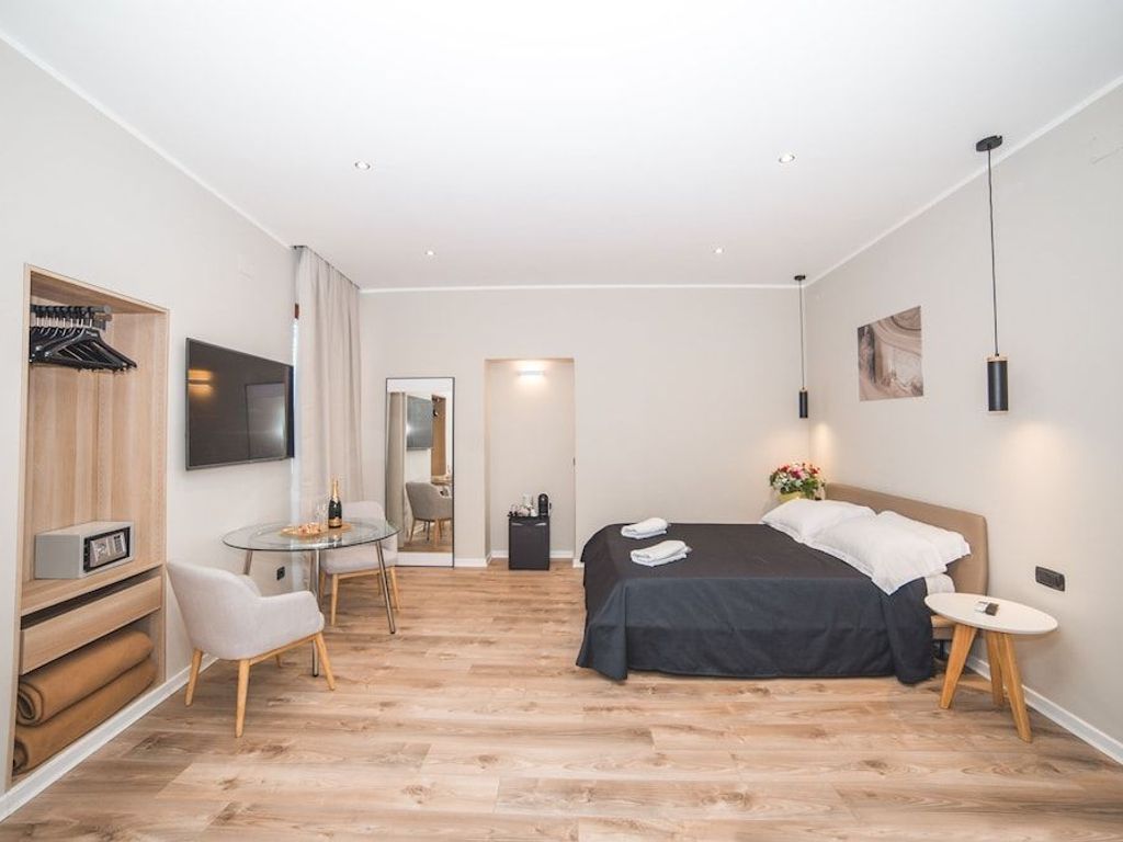 Rome King Suite