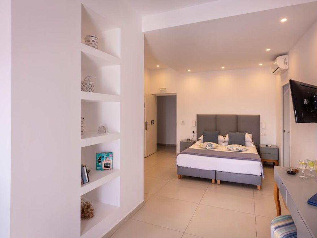 Mar n Mar Crown Hotel and Suites