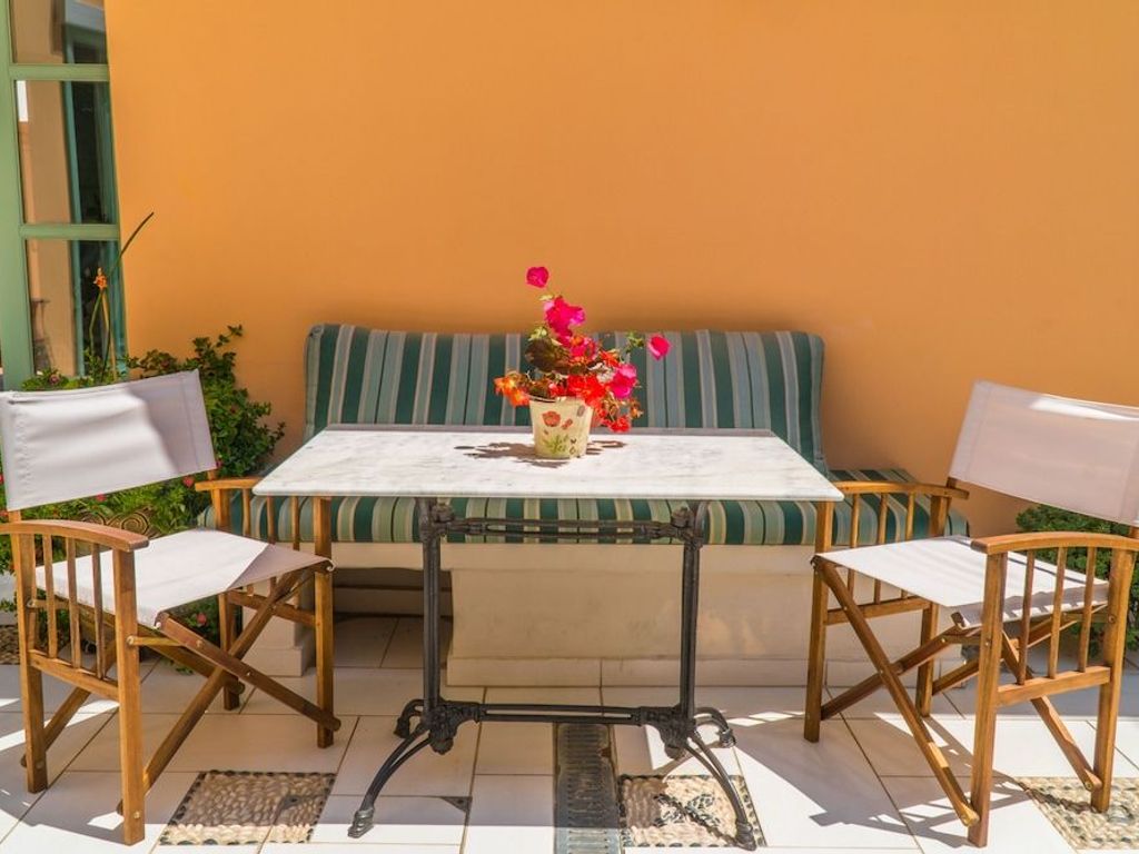 Efchi Suites 1904