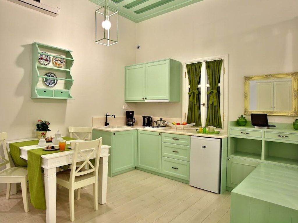 Efchi Suites 1904