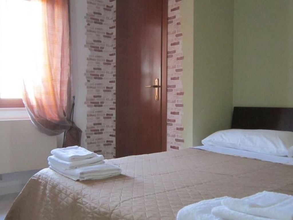Metropolis Rooms & Services