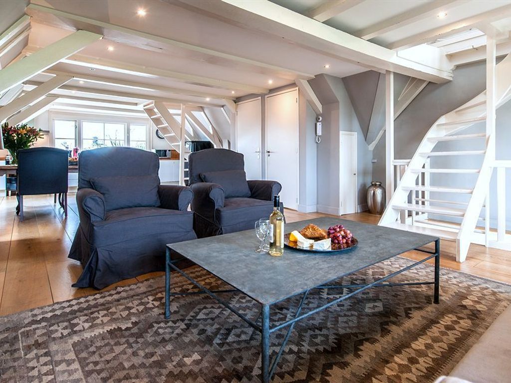Prince Canalhouse Apartment Suites