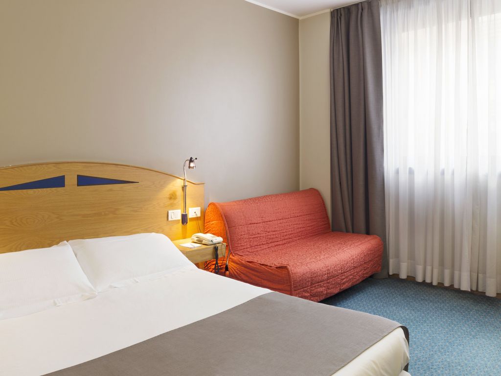 City Hotel & Suites
