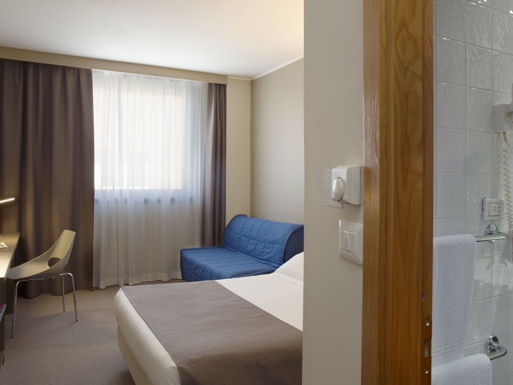City Hotel & Suites