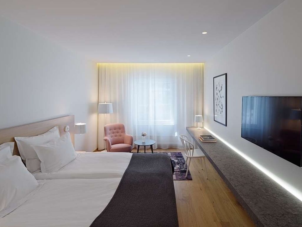PM & VANNER HOTEL