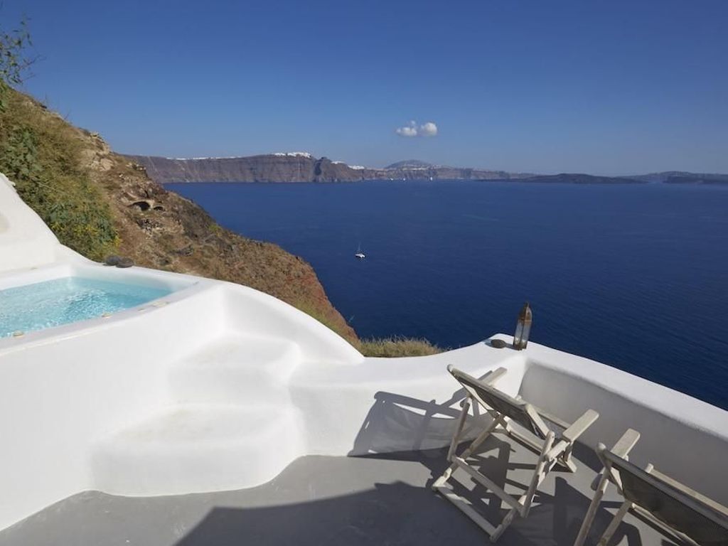 Liakada Oia Suites