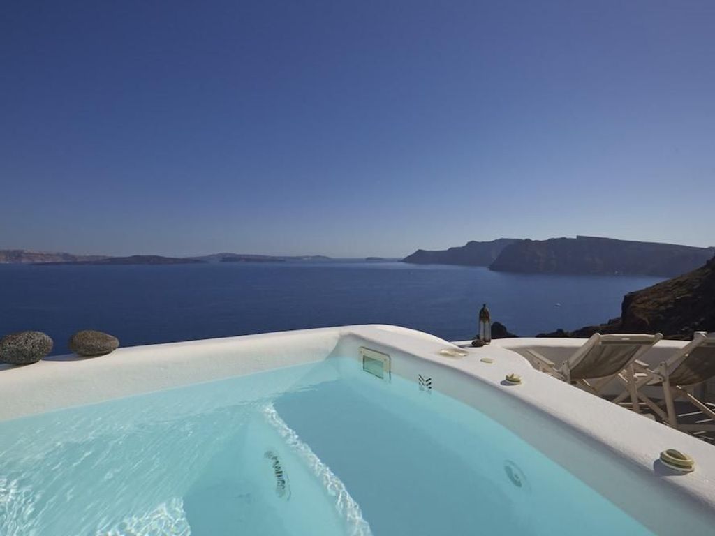 Liakada Oia Suites