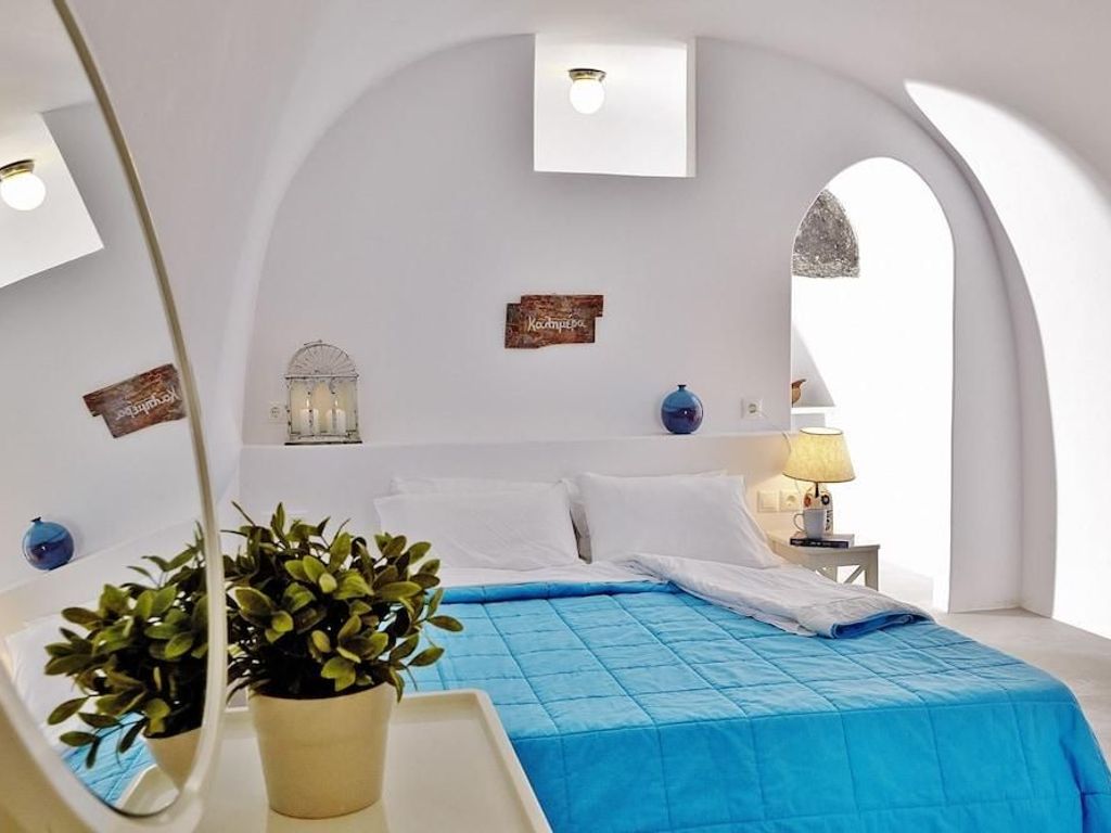 Liakada Oia Suites