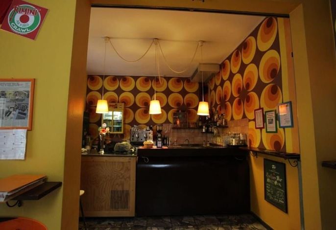 Sunflower City Student Hostel & Bar
