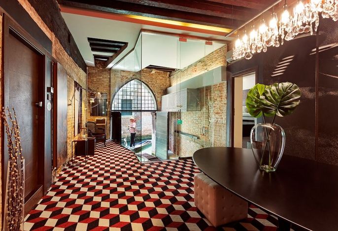 Charming House iQs