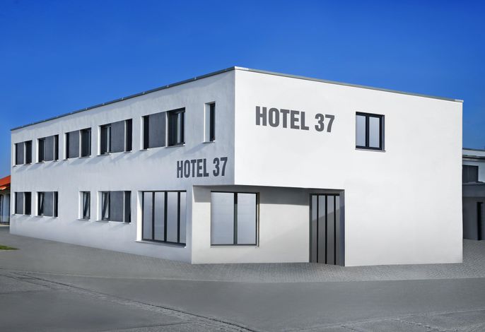 HOTEL 37
