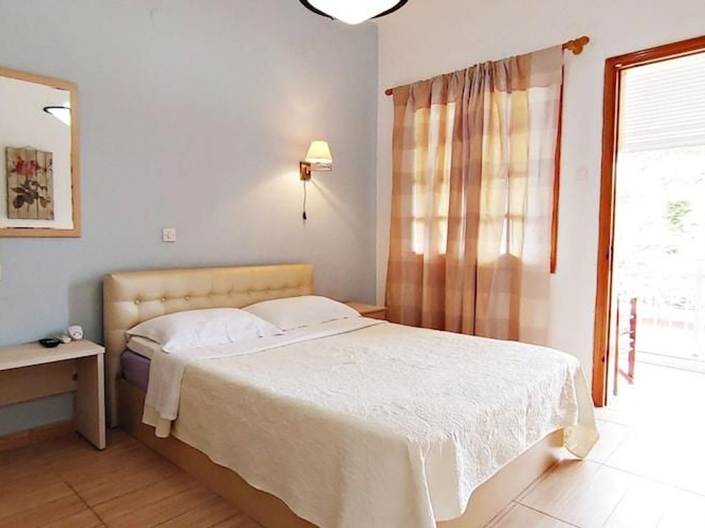 Studios & Apartments Efrosini