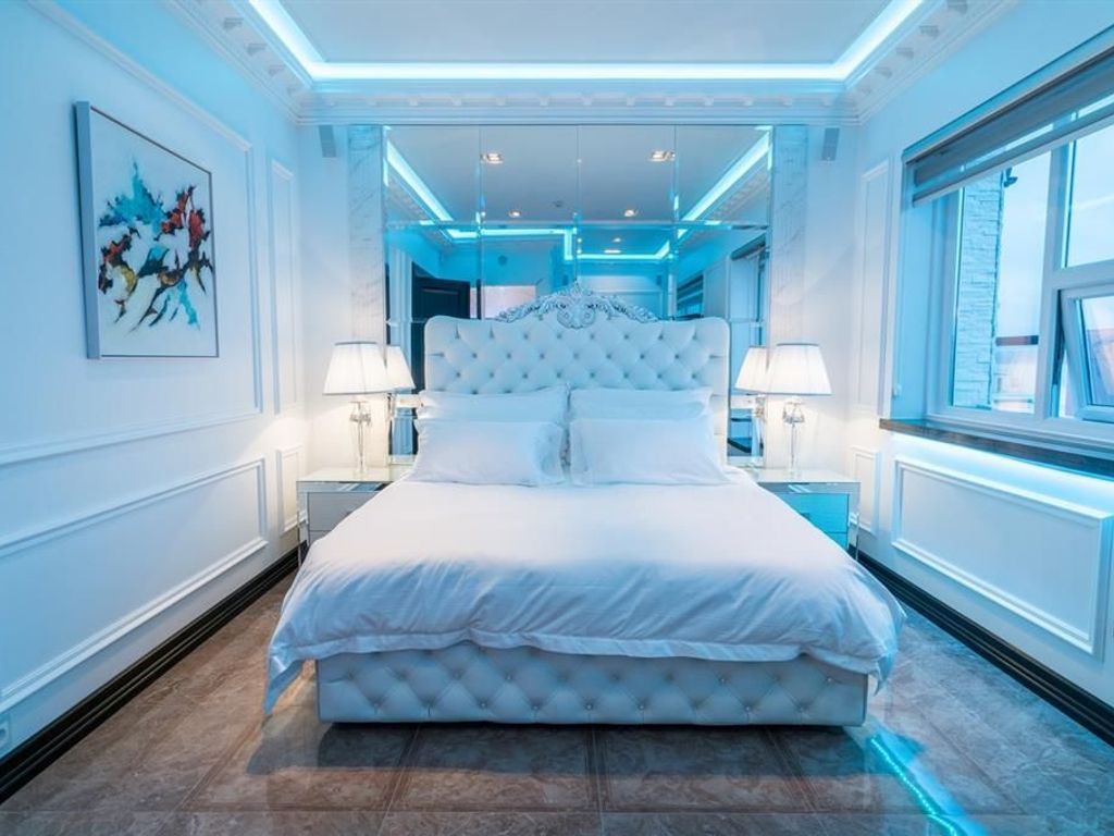 DIAMOND SUITES