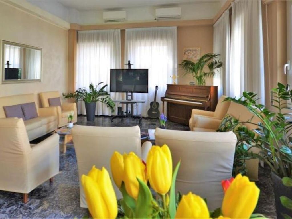 Gold Hotel