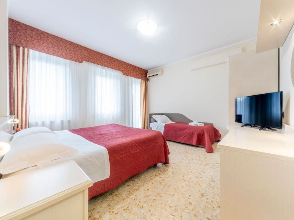 Gold Hotel