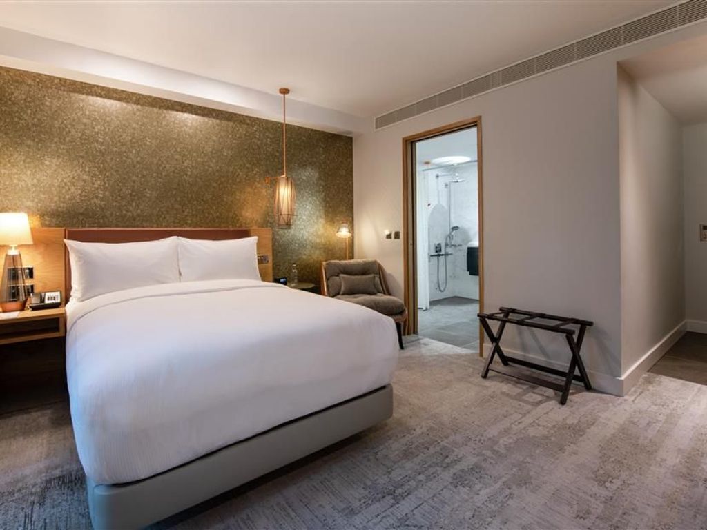 Lincoln Plaza London Curio Collection by Hilton